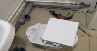 Установка напольного унитаза в Таганроге: монтаж под ключ от СантехДомТгн от 5205 рублей.